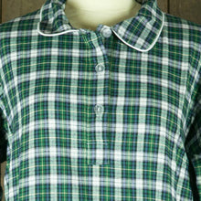 Afbeelding in Gallery-weergave laden, Flanellen nachthemd voor dames in groen-witte ruit, foto 2