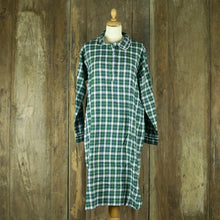 Afbeelding in Gallery-weergave laden, Flanellen nachthemd voor dames in groen-witte ruit