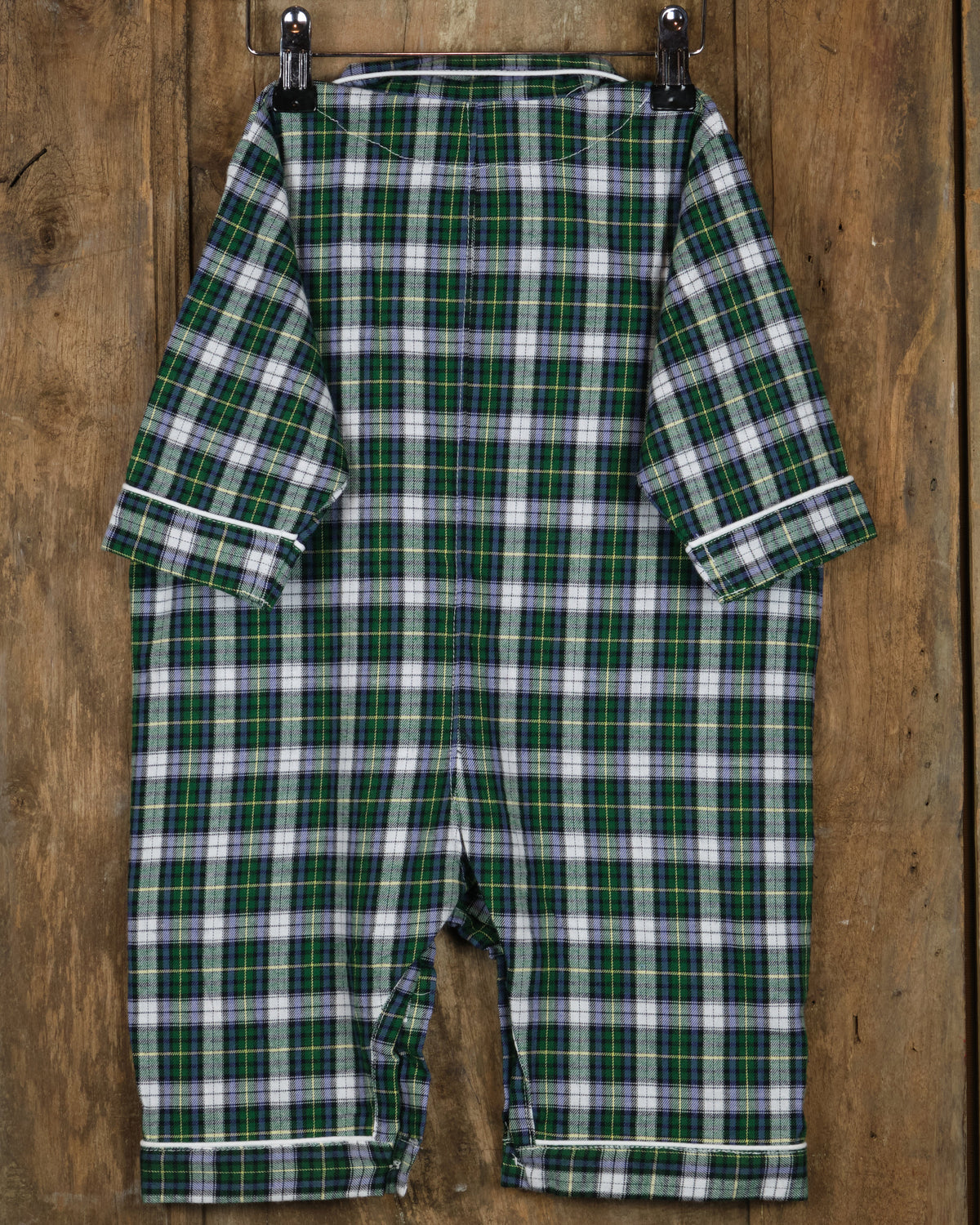 Eendelige flanellen babypyjama in groen-witte ruit, achterkant