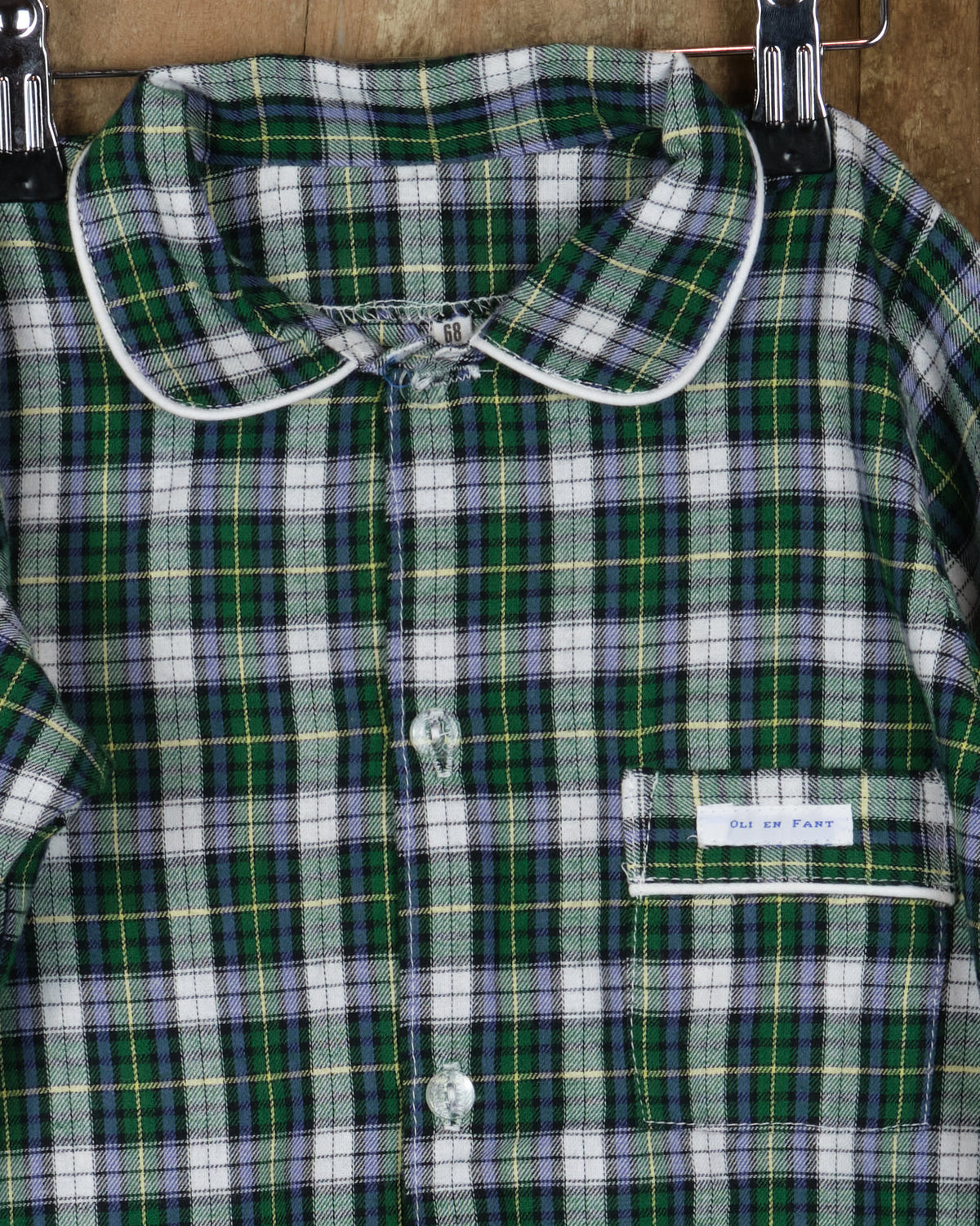 Eendelige flanellen babypyjama in groen-witte ruit, kraag en knopen