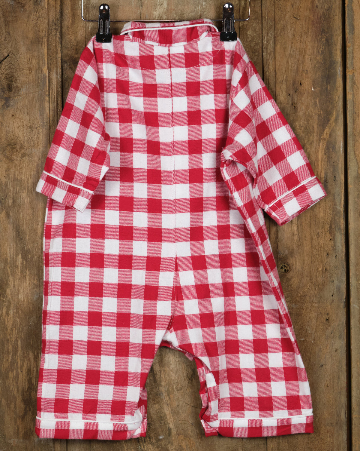 Eendelige flanellen babypyjama in grote rood-witte ruit, achterkant