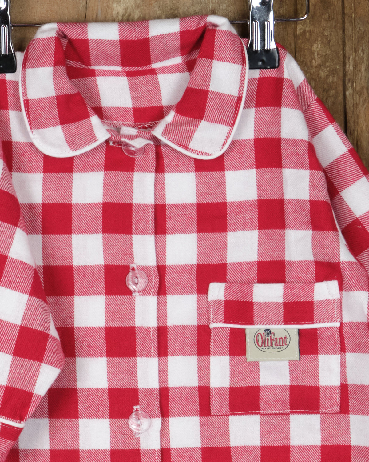Eendelige flanellen babypyjama in grote rood-witte ruit, kraag en knopen