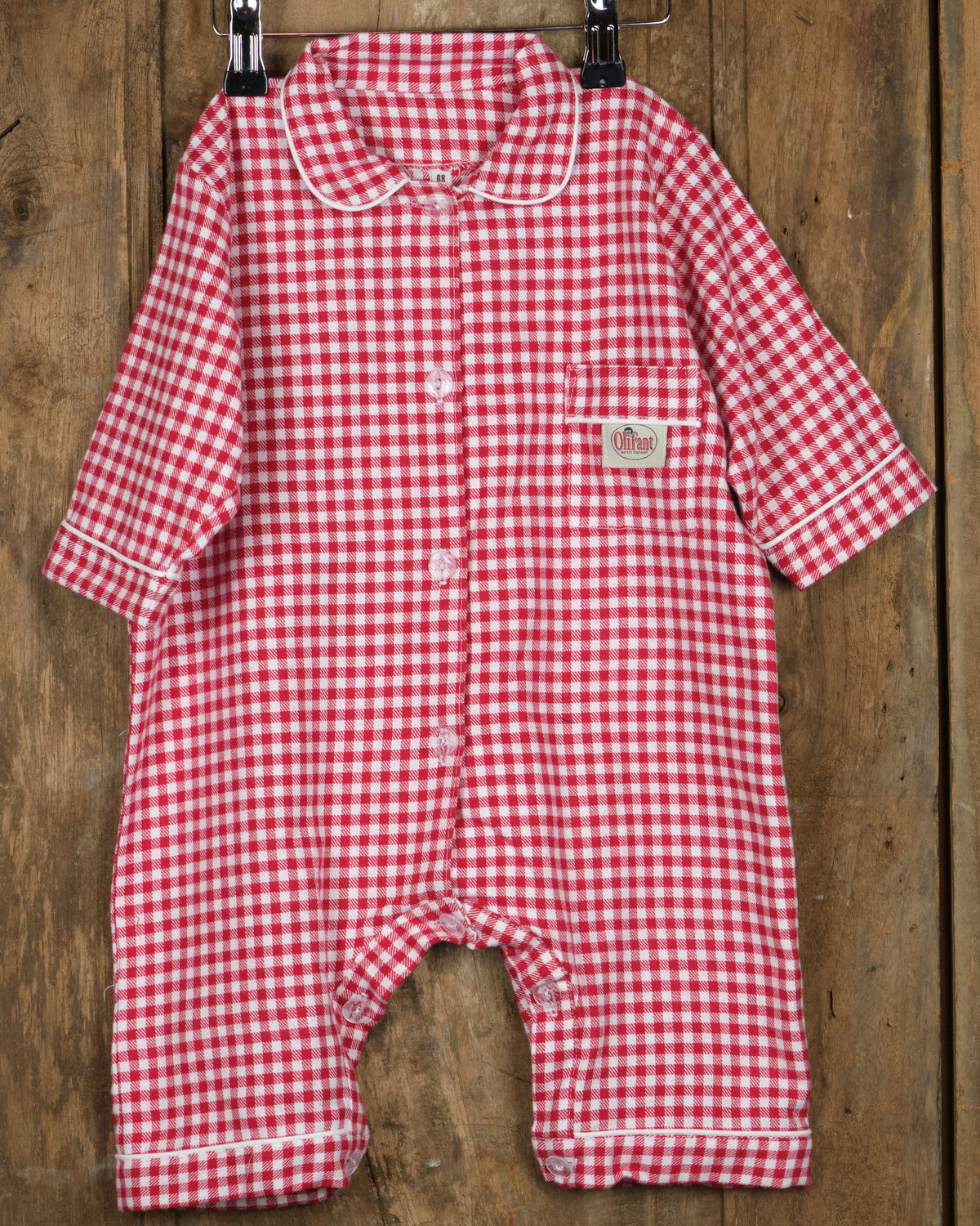 Eendelige flanellen babypyjama in rood-witte ruit, voorkant