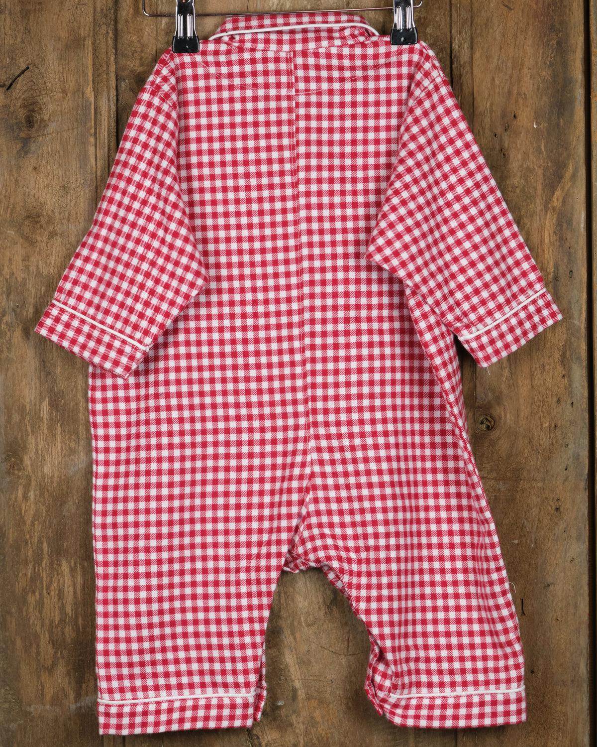 Eendelige flanellen babypyjama in rood-witte ruit, achterkant