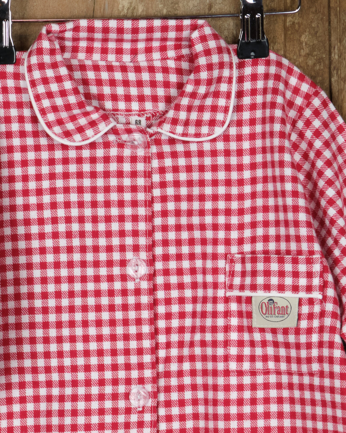 Eendelige flanellen babypyjama in rood-witte ruit, kraag en knopen
