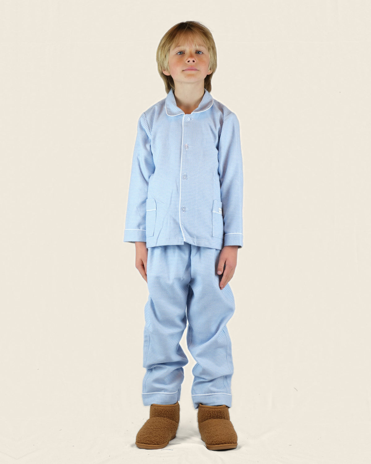 Flanellen kinderpyjama in blauw-witte ruit, gedragen