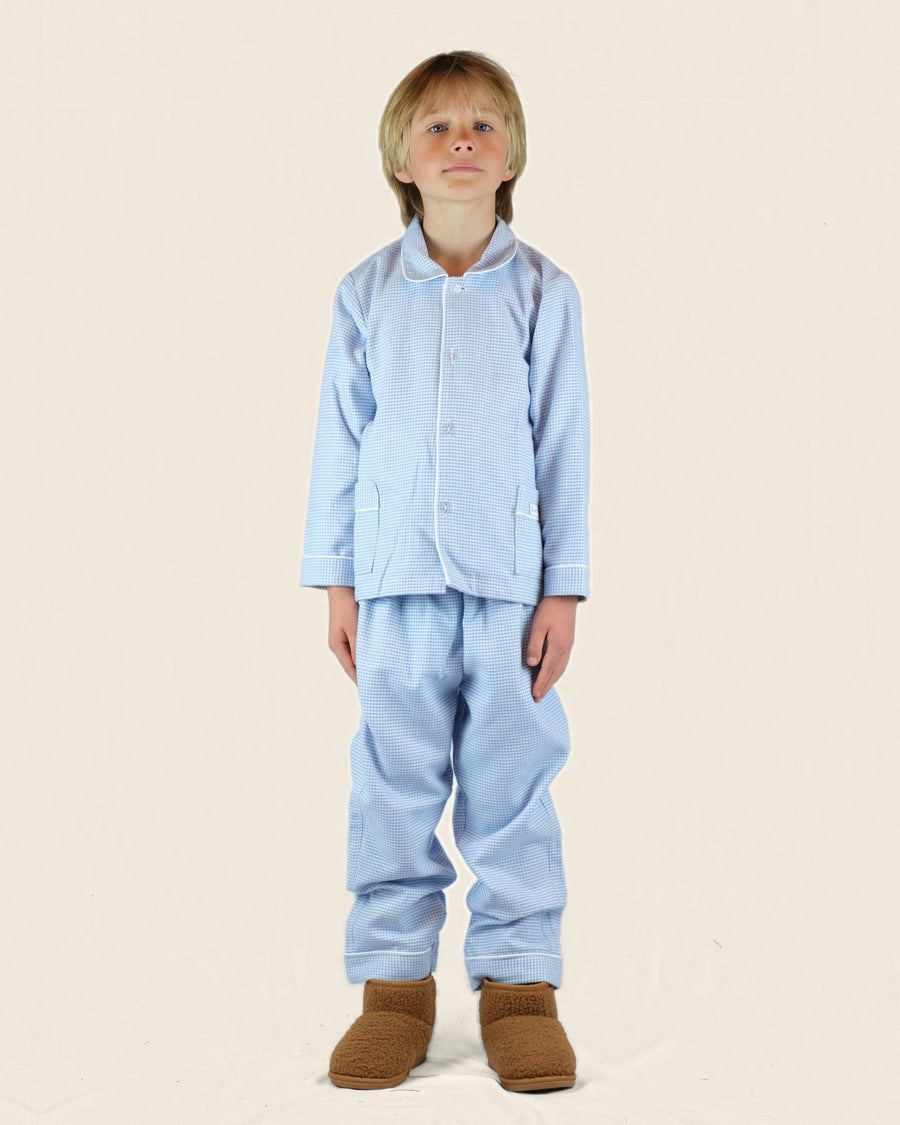 Flanellen kinderpyjama in blauw-witte ruit, gedragen