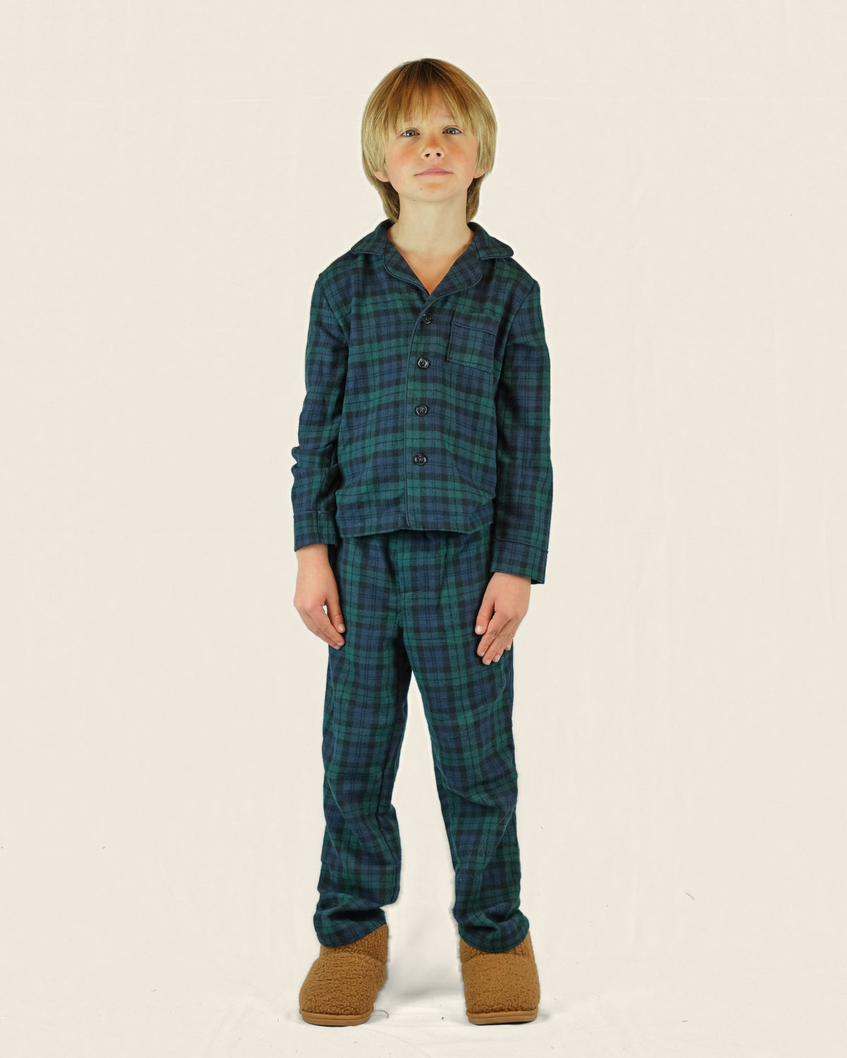 Flanellen kinderpyjama in groene ruit, gedragen