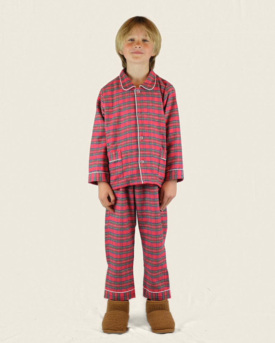 Flanellen kinderpyjama in rode ruit, gedragen