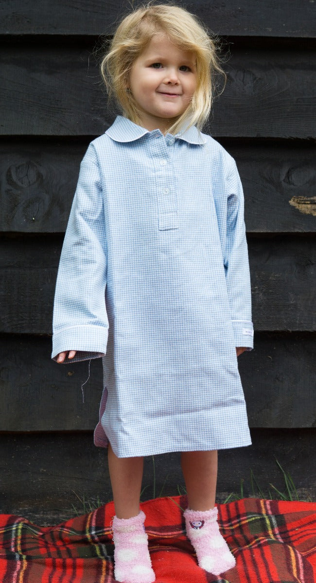 Flanellen nachthemd voor meisjes in kleine blauw-witte ruit, gedragen